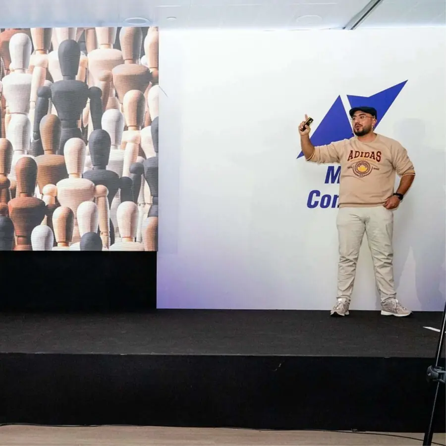 Frits op het podium tijdens een congres