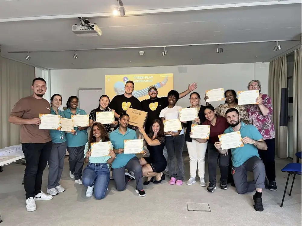 Deelnemers met certificaten na een workshop